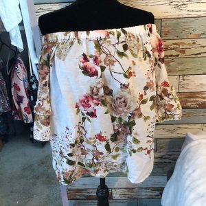 Floral off the shoulder top so cute for any time!